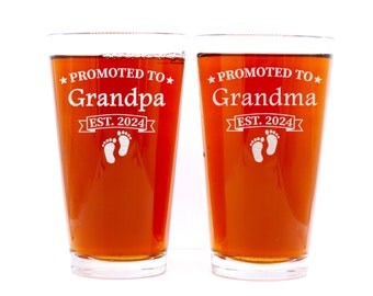 Promosso a Set di bicchieri coordinati per nonno e nonna - Regali per l'annuncio dei nonni - Set di bicchieri da birra incisi - 2022-2023-2024