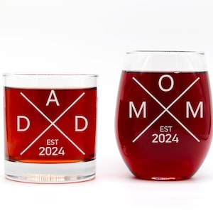 Gravur Dad Est und Mom Est passende Gläser Set- Baby Ankündigung Geschenk - Neues Eltern Geschenk - 2023 - 2024 - 2025 Wein und Whisky Gläser Set