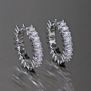 Kosmische middelgrote oorringen met in het lab gekweekte diamanten. Sterlingzilveren oorringen met zirkonen.
