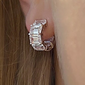 Prächtige Mini-Creolen im Smaragdschliff mit Diamanten mit hohem Carbonanteil. Sterlingsilber 925.