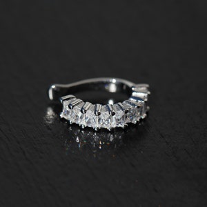 Bracciale in argento lucido perfetto. Non serve il foro all'orecchio. Bracciale in argento Sterling 925 per tutti i giorni. Bracciale in diamanti. Bracciale in zirconia.