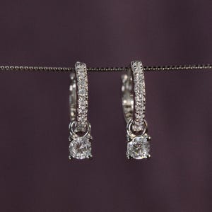 Örhängen med dansande stenar. Rodiumpläterat sterlingsilver 925 + diamanter med hög kolhalt.