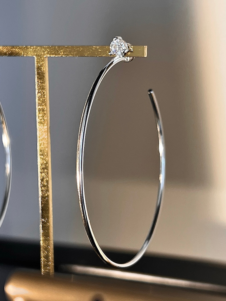 Unique hoop earrings. 6 cm hoops with diamond cut 0,6 ct moissanite, sterling silver 925 画像 3