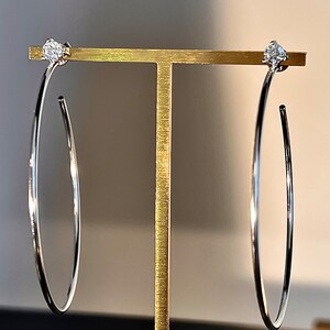 Unique hoop earrings. 6 cm hoops with diamond cut 0,6 ct moissanite, sterling silver 925 画像 2