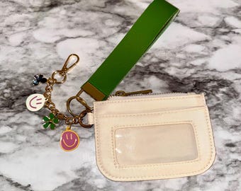 Porte-clés personnalisé au poignet : portefeuille marron clair avec bandoulière et breloques vertes