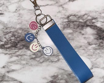 Porte-clés bleu personnalisé avec charms visage heureux