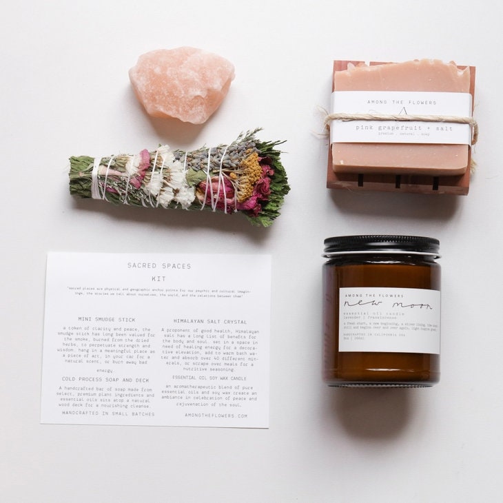 Sacred Spaces Handmade Gift Box 1 Bougie, Savon + Paquet de Pont, Cristal Sel Rose, Mini Bâton Tache