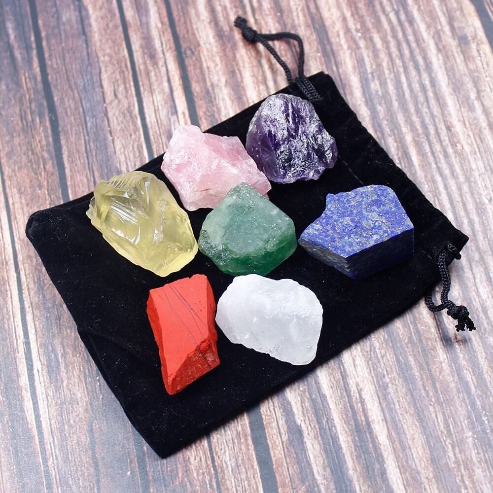 1 Ensemble de 7 Sept Chakras en Pierre Cristal Naturelle Non Polie avec Sac Poche Velours Noir/Spéci