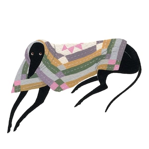 K&ouml;nnte beinhalten: Ein schwarzer Hund, der eine bunte Patchwork-Decke tr&auml;gt. Die Decke besteht aus rosa, lila, gr&uuml;nem und gelbem Stoff. Der Hund liegt mit dem Kopf zur Seite gedreht.