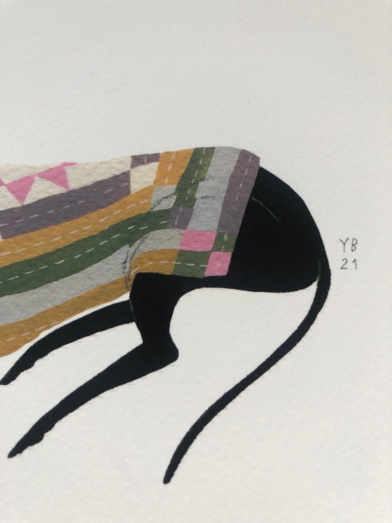 K&ouml;nnte beinhalten: Ein schwarzer Hund mit einem langen Schwanz liegt auf dem Boden. Der Hund ist mit einer bunten Patchworkdecke bedeckt, die aus rosa, gelben, gr&uuml;nen und grauen Quadraten besteht. Die Decke hat ein gen&auml;htes Muster. Das Bild ist unten rechts mit "YB 21" signiert.