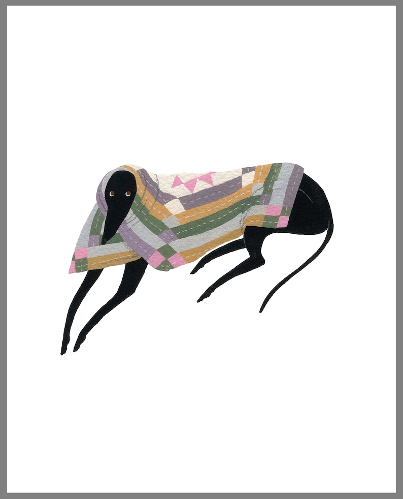 K&ouml;nnte beinhalten: Ein schwarzer Hund, der einen bunten Patchwork-Pullover mit rosa, gr&uuml;nen, gelben und violetten Quadraten tr&auml;gt. Der Hund liegt mit dem Kopf zur Seite gedreht.
