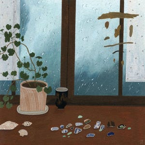 Pode incluir: Pintura em aquarela de uma cena de dia chuvoso. Uma planta em vaso está perto de uma janela com gotas de chuva. Uma xícara pequena e fragmentos de cerâmica estão sobre a mesa. Um móbile está pendurado em frente à janela. Assinatura do artista no canto inferior direito.