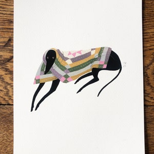K&ouml;nnte beinhalten: Eine Schwarzwei&szlig;illustration eines Hundes, der eine bunte Patchwork-Steppdecke tr&auml;gt. Der Hund liegt mit dem Kopf zur Seite gedreht. Die Unterschrift und das Datum des K&uuml;nstlers, "YB 21", befinden sich in der rechten unteren Ecke des Bildes.