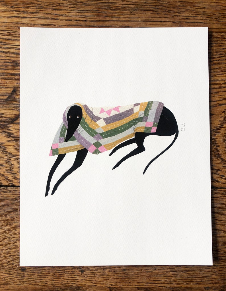 K&ouml;nnte beinhalten: Eine Schwarzwei&szlig;illustration eines Hundes, der eine bunte Patchwork-Steppdecke tr&auml;gt. Der Hund liegt mit dem Kopf zur Seite gedreht. Die Unterschrift und das Datum des K&uuml;nstlers, "YB 21", befinden sich in der rechten unteren Ecke des Bildes.