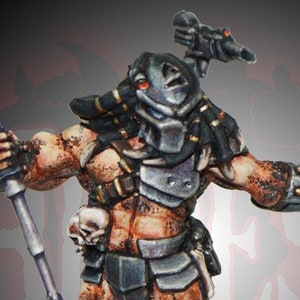 Peut inclure: Une figurine miniature détaillée d'un Hürn Head-Taker, une créature fantastique avec un casque à cornes, tenant une lance et une paire de lames. La figurine est peinte dans un style réaliste avec un mélange de tons bruns, noirs et argentés. La figurine est en métal blanc et est non peinte et non assemblée.