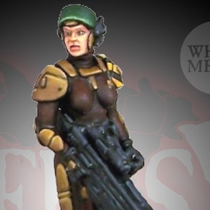 Könnte beinhalten: Eine bemalte Miniatur einer weiblichen Mech-Pilotin, die eine große Waffe hält. Die Pilotin trägt einen braunen und gelben Anzug mit einem grünen Helm. Die Miniatur steht auf einem runden Sockel mit einem weißen und schwarzen Design. Der Text "Mech Suit Pilot" ist unter dem Sockel aufgedruckt.