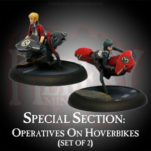 Pode incluir: Duas figuras em miniatura pintadas montando motos flutuantes futuristas. As figuras usam roupas futuristas e estão em uma pose de ação dinâmica. As motos flutuantes são pintadas em preto e vermelho com detalhes em prata. As figuras são colocadas em bases redondas pretas com uma superfície pintada em cinza.