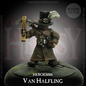 Op de afbeelding: Een geschilderd miniatuurfiguur van een halfling die een bruine jas, een zwarte hoed met een veer en een kruisboog draagt. Het figuur staat op een ronde basis en de tekst "HEROES006 VAN HALFLING" is onder de basis afgedrukt.