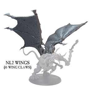 Pode incluir: Uma miniatura de plástico cinza com asas grandes e detalhadas e um design de criatura demoníaca. O texto "NL2 WINGS (& WING CLAWS)" é visível. A figura está em uma base transparente.