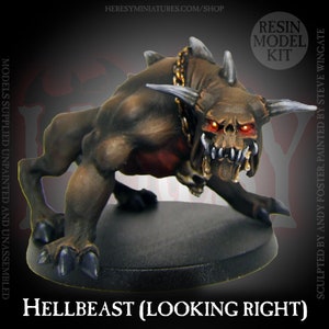 Op de afbeelding: Een harsmodelkit van een Hellbeast, een dreigend wezen met een schedelachtig gezicht, scherpe tanden en gloeiende rode ogen. Het beest is bruin met een ketting om zijn nek en staat op een zwarte basis. De tekst "HELLBEAST (LOOKING RIGHT)" staat onderaan.