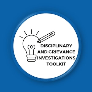 Op de afbeelding: Blauwe en witte afbeelding met de tekst "DISCIPLINARY AND GRIEVANCE INVESTIGATIONS TOOLKIT". De afbeelding toont een gloeilamp met stralen en een potlood.