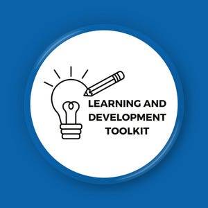 Könnte beinhalten: Blaues kreisförmiges Grafik mit weißem Innenraum. Die Grafik zeigt eine Glühbirne mit Strahlenlinien, einen Bleistift und den Text "LEARNING AND DEVELOPMENT TOOLKIT" in Schwarz.