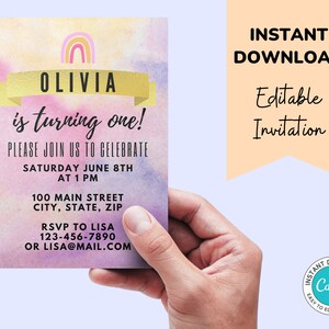 Può includere: Modello di invito modificabile per un primo compleanno con uno sfondo arcobaleno e acquerello. L'invito dice "Olivia compie un anno!" e include la data, l'ora e il luogo della festa. Include anche informazioni per RSVP.