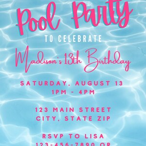 Pu&ograve; includere: Invito a una festa in piscina con sfondo acqua blu e testo rosa. Il testo recita "Unisciti a noi per una festa in piscina per celebrare il 13&deg; compleanno di Madison. Sabato 13 agosto, dalle 13:00 alle 16:00, 123 Main Street, City, State Zip. RSVP a Lisa 123-456-7890 o Lisa@gmail.com"