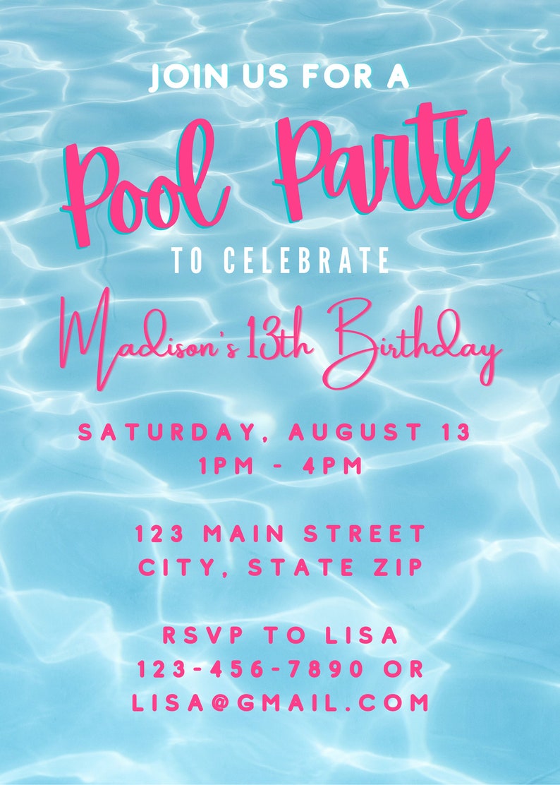 Pu&ograve; includere: Invito a una festa in piscina con sfondo acqua blu e testo rosa. Il testo recita "Unisciti a noi per una festa in piscina per celebrare il 13&deg; compleanno di Madison. Sabato 13 agosto, dalle 13:00 alle 16:00, 123 Main Street, City, State Zip. RSVP a Lisa 123-456-7890 o Lisa@gmail.com"
