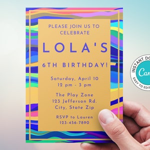Può includere: Un invito di compleanno colorato per il 6° compleanno di Lola. L'invito presenta un design astratto colorato con uno sfondo dorato e il testo "PLEASE JOIN US TO CELEBRATE LOLA'S 6TH BIRTHDAY!" L'invito include anche la data, l'ora, il luogo e le informazioni RSVP.