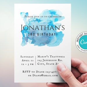 Può includere: Un invito di compleanno in acquerello blu per il 3° compleanno di Jonathan. L'invito include la data, l'ora e il luogo della festa. Include anche le informazioni RSVP. L'invito è decorato con un design ad acquerello blu.