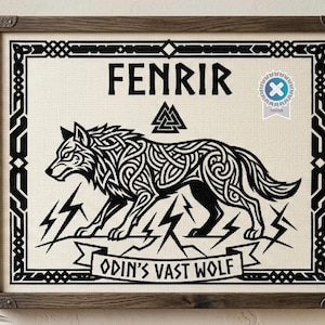 Può includere: Un ricamo a punto croce incorniciato raffigurante un lupo nero con intricati motivi a intreccio su tessuto color crema. Il testo recita FENRIR e ODIN'S VAST WOLF, accompagnato da un simbolo valknut. La cornice è in legno scuro con angoli in metallo.