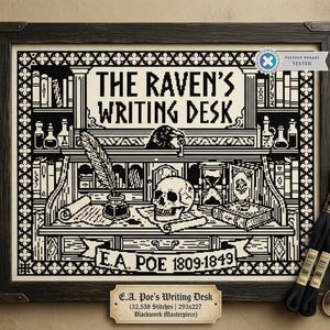 Può includere: Uno schema a punto croce in bianco e nero intitolato The Raven's Writing Desk, raffigurante un teschio, una penna, una clessidra e libri. Il testo recita The Raven's Writing Desk e E.A. Poe 1809-1849. Include due matasse di filo nero e forbici.