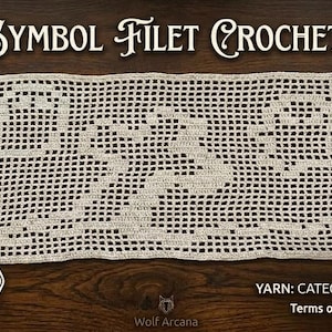 Può includere: Un runner da tavola rettangolare in filet all'uncinetto color bianco sporco con un motivo ripetuto di un pentagramma, un fantasma, una croce e una lapide. Il testo GOTHIC SYMBOL FILET CROCHET RUNNER è visualizzato sopra il runner.