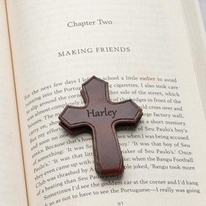 Graverat kors i läderbokmärke: Personligt sedelklämma, present till läsaren