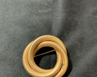 Vintage goldfarbene gedrehte Seil Kranz Brosche • Skulpturale Schleife Pin • Klassischer Retro Schmuck