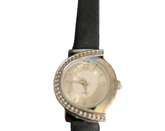 Vintage SLE Damen Quarzuhr Silber Zifferblatt schwarz Band Arbeiten
