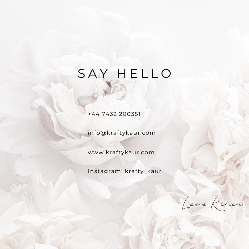Puede incluir: Un gr&aacute;fico con tem&aacute;tica floral con las palabras "SAY HELLO" en una fuente minimalista. Tambi&eacute;n se muestra informaci&oacute;n de contacto, incluido un n&uacute;mero de tel&eacute;fono, correo electr&oacute;nico y sitio web. El fondo presenta una imagen borrosa de flores blancas.