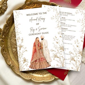 Może przedstawiać: Przewodnik po ceremonii ślubnej z tekstem "Welcome to the Anand Karaj of Raj & Simran Ceremony Guide". Przewodnik zawiera ilustracje pary w tradycyjnych strojach, z kwiatowymi i złotymi akcentami. Przewodnik znajduje się na złotym talerzu.