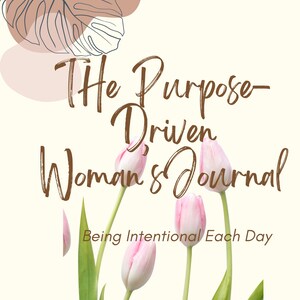 K&ouml;nnte beinhalten: Ein Journal mit dem Titel "The Purpose-Driven Woman's Journal: Being Intentional Each Day" auf wei&szlig;em Hintergrund mit rosa Tulpen und einem braunen Blattdesign.