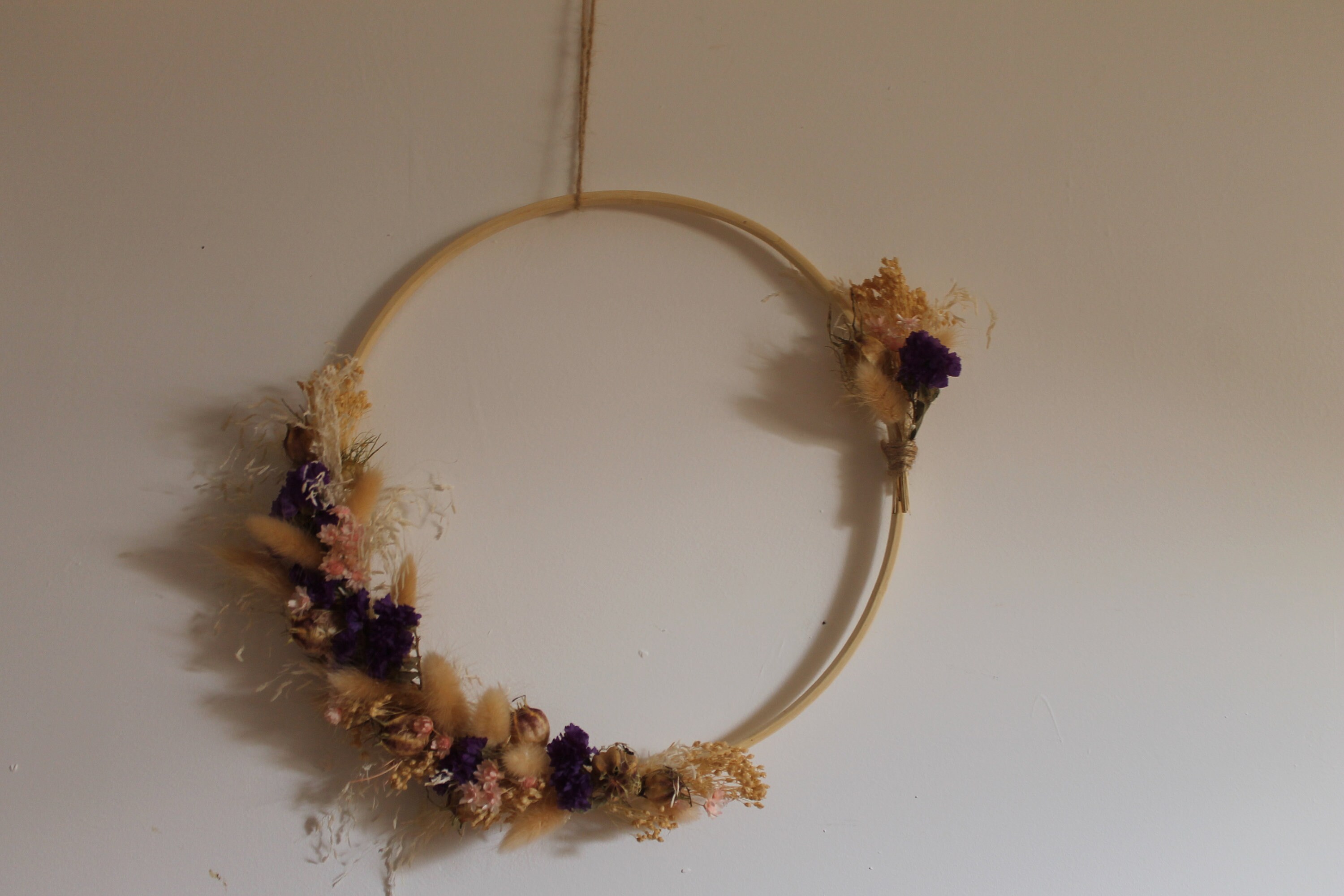 Couronne en Fleurs Séchée sur Support Bois