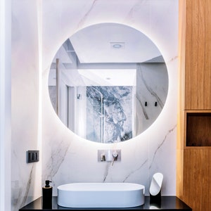 Miroir rond avec LED I 3 options d'éclairage I Miroir de maquillage, éclairage LED, miroir de salle de bain, miroir asymétrique, design moderne, fait main image 4