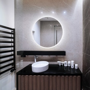 Miroir rond avec LED I 3 options d'éclairage I Miroir de maquillage, éclairage LED, miroir de salle de bain, miroir asymétrique, design moderne, fait main image 2