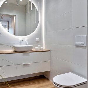 Miroir rond avec LED I 3 options d'éclairage I Miroir de maquillage, éclairage LED, miroir de salle de bain, miroir asymétrique, design moderne, fait main image 3