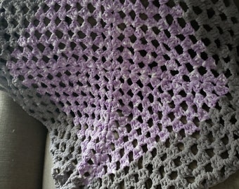 Oma in lila und grau