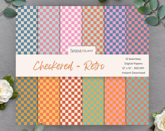 Op de afbeelding: Twaalf digitale papierontwerpen met een geruit patroon in verschillende kleurencombinaties, waaronder blauw, roze, oranje en geel. Elk ontwerp is 30,5 cm bij 30,5 cm en 300 DPI. De tekst "Checkered - Retro" wordt weergegeven op een wit banner.