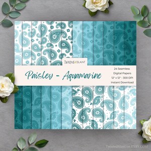 Può includere: Una collezione di 24 carte digitali senza cuciture con un motivo paisley nei toni dell'acquamarina. Le carte misurano 30.48 cm x 30.48 cm e sono a 300 DPI. Il testo "Paisley - Aquamarine" è visualizzato su uno striscione.