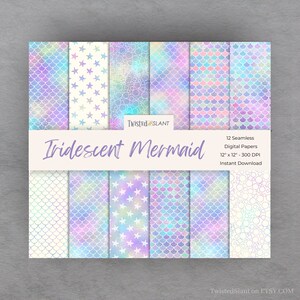 Puede incluir: Doce papeles digitales con escamas de sirena iridiscentes, estrellas y burbujas en tonos azules, morados y rosas. Los papeles miden 30,5 cm por 30,5 cm y 300 DPI. "Iridescent Mermaid" y "Twisted SLANT" están escritos en la etiqueta.