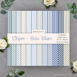 Puede incluir: Colección de 24 papeles digitales sin costuras con rayas verticales y diagonales en varios tonos de azul, verde y crema. Los papeles miden 30,48 cm x 30,48 cm y se titulan "Stripes - Boho Blues". También se ve el nombre de la marca "Twisted Slant".