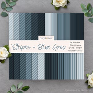 Pode incluir: Um conjunto de 24 papéis digitais sem costura com listras azuis e cinzentas. Os papéis medem 30,48 cm x 30,48 cm e têm 300 DPI. O texto na imagem diz "Stripes - Blue Grey" e "Instant Download."